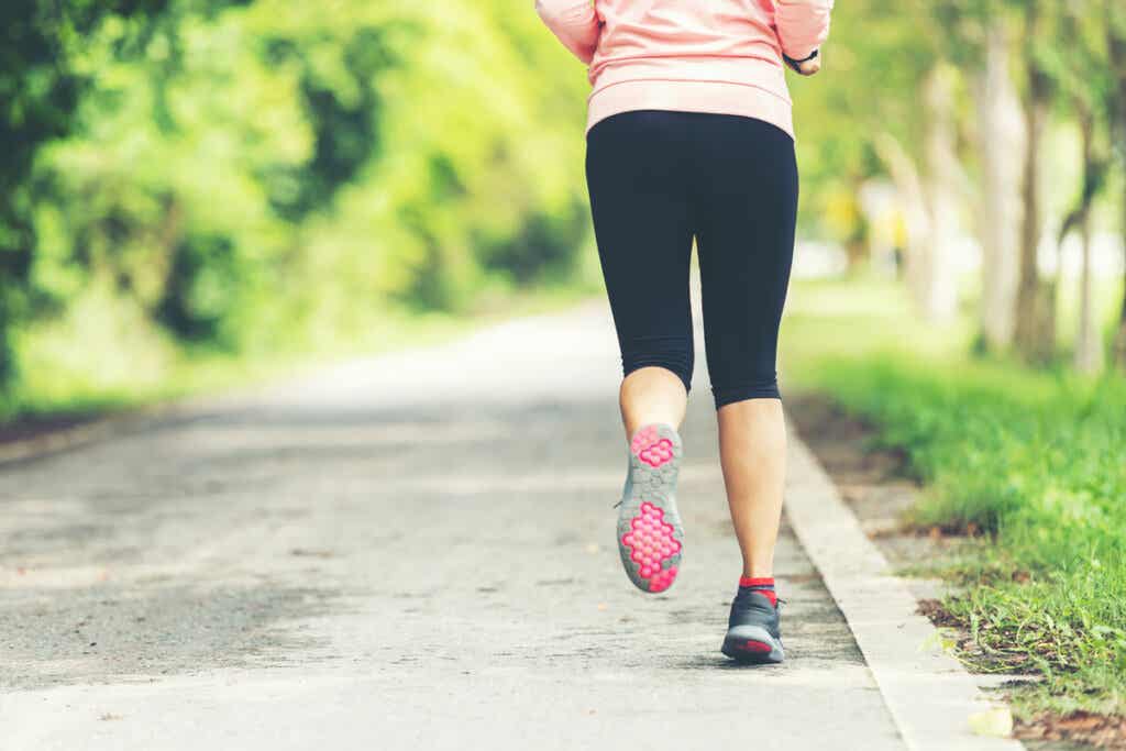 Mujer corriendo al aire libre representando cómo lograr hábitos duraderos