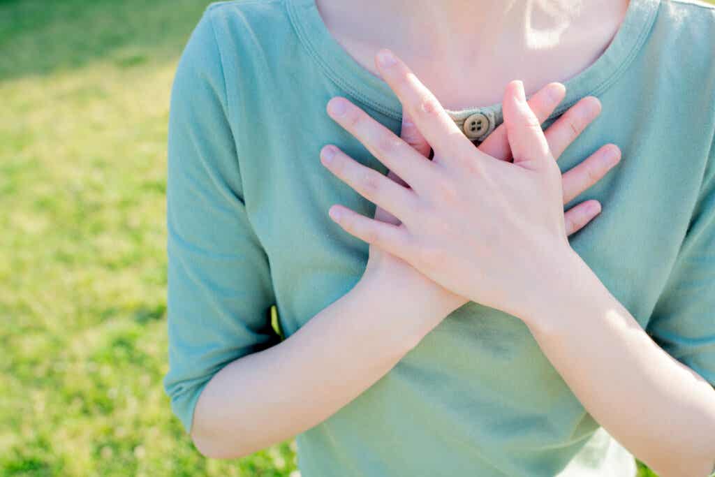 Een vrouw met de handen op haar borst