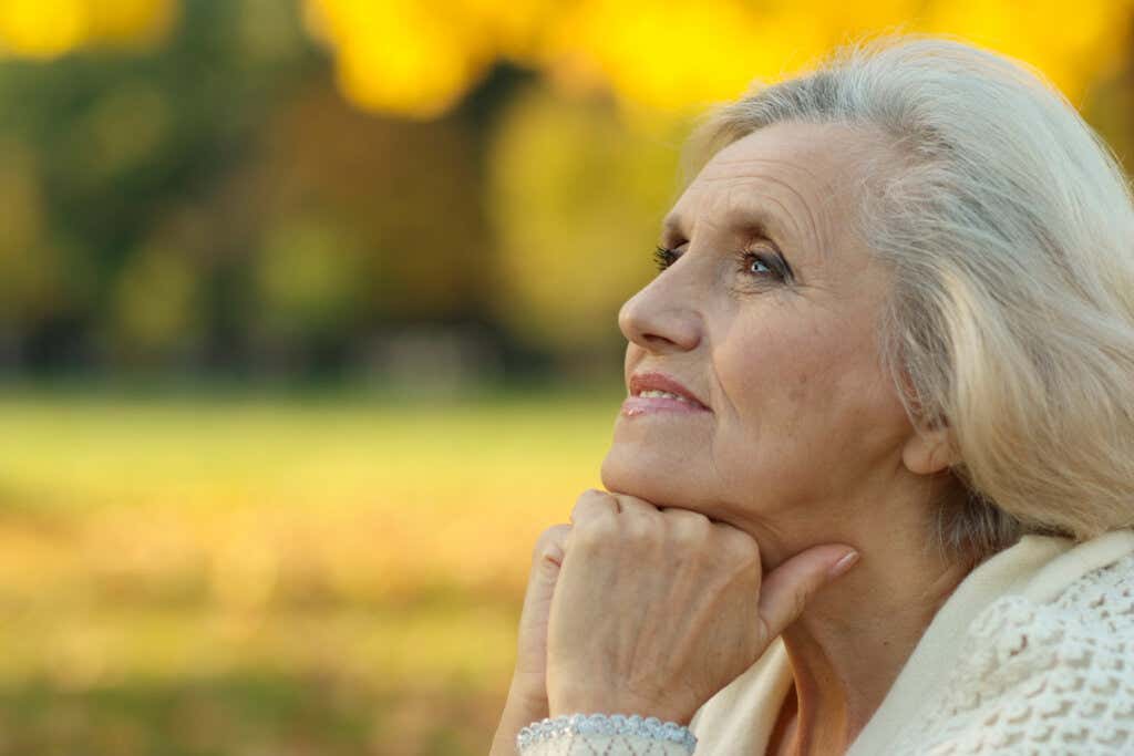 Äldre kvinna som tänker på känslomässig distansering i familjen