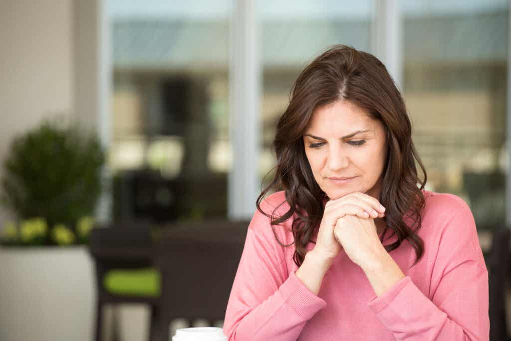 Mujer pensando en cómo afecta la menopausia al estado de ánimo