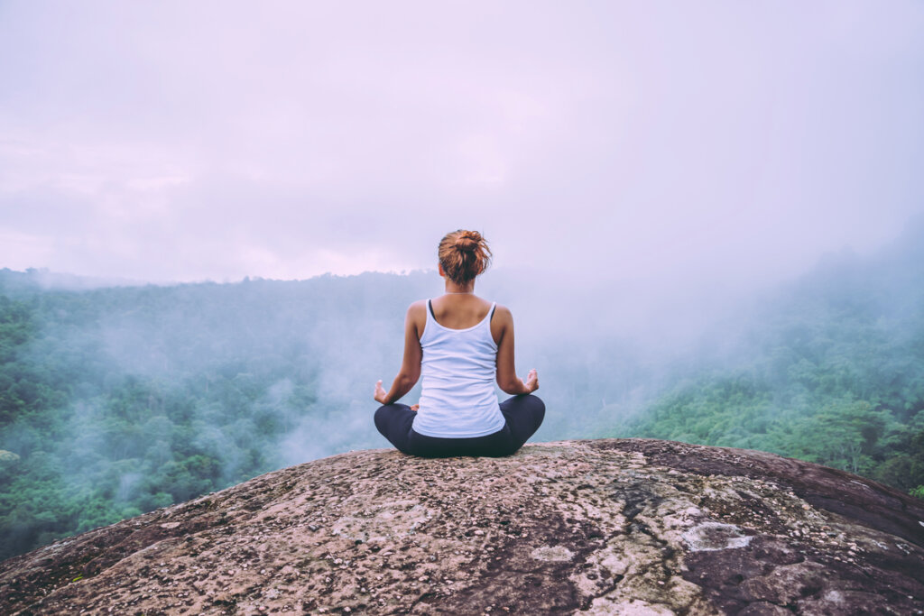 Mujer meditando