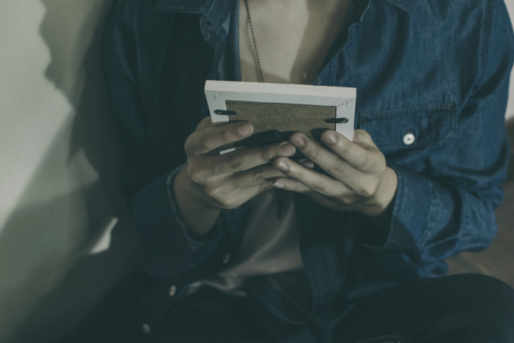 Mujer mirando una fotografía