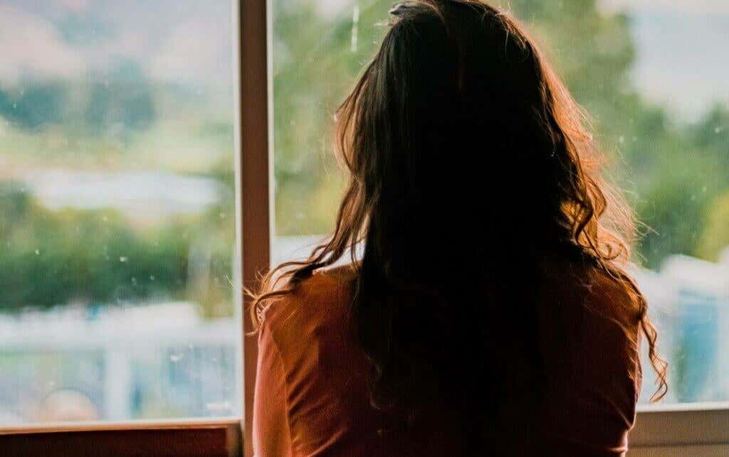 Mujer mirando por una ventana