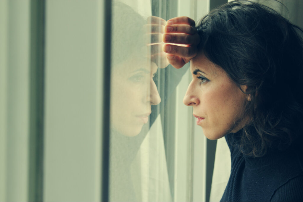 Mujer mirando por la ventana