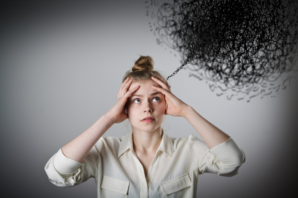 Mujer con pensamientos negativos