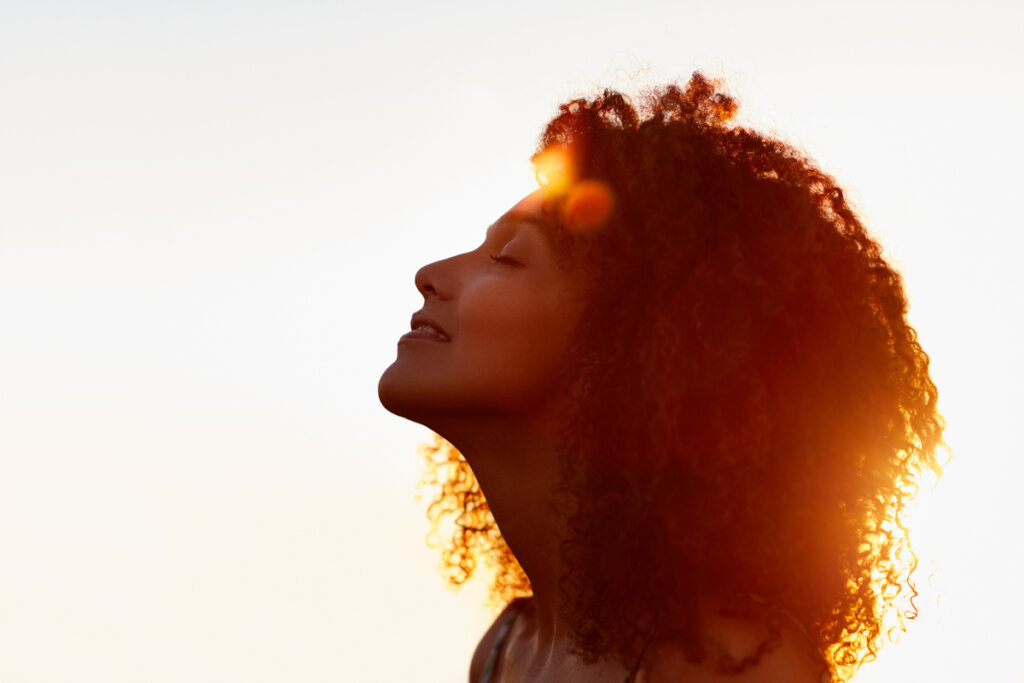 Mujer con los ojos cerrados meditando
