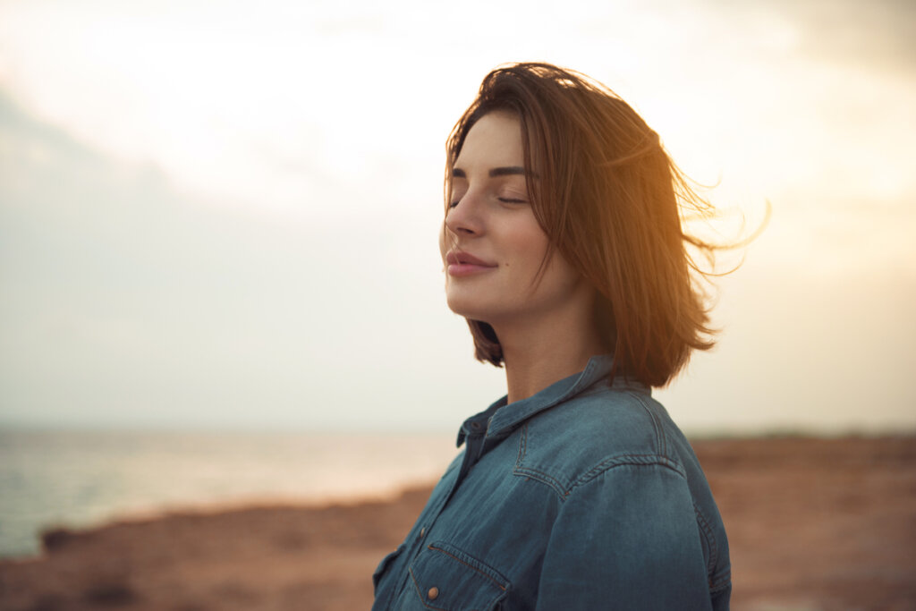 Mujer feliz porque aplica tratamientos eficaces contra la ansiedad 