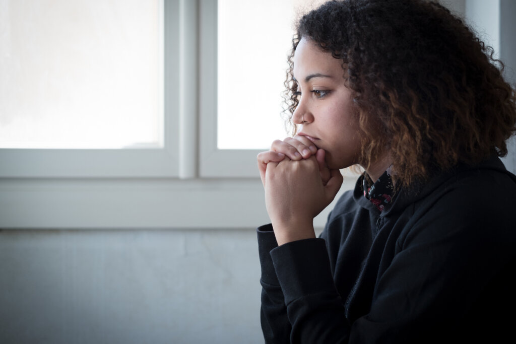 Femme pensant que son partenaire ne veut pas vivre avec elle