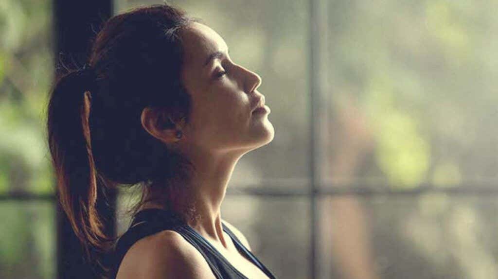 Frau reduziert ihren Stresslevel durch Atmung