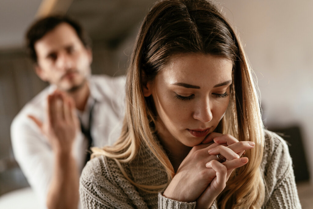 Femme en silence avec son partenaire