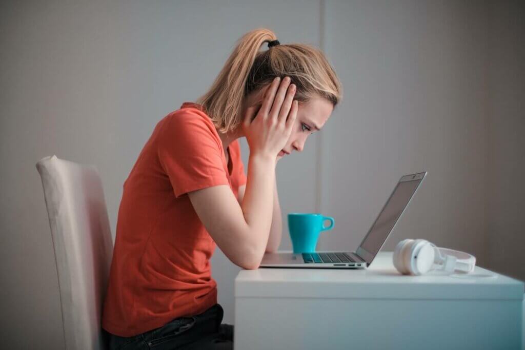 Chica triste debido a los conflictos laborales en el teletrabajo