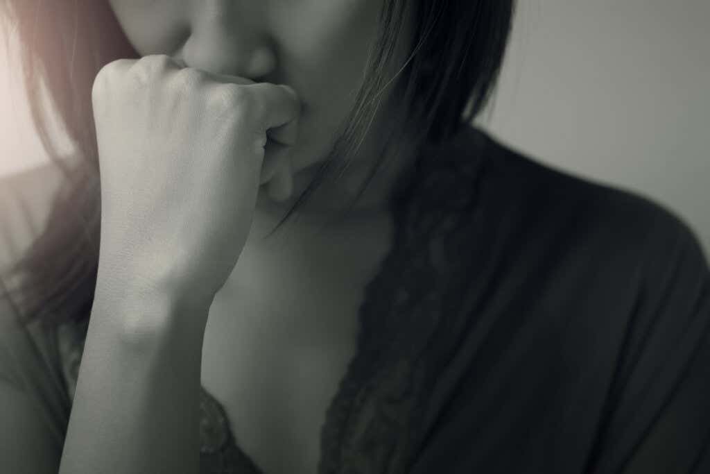 Mujer con mano en la boca simbolizando el impacto de los distintos tipos de trastorno bipolar