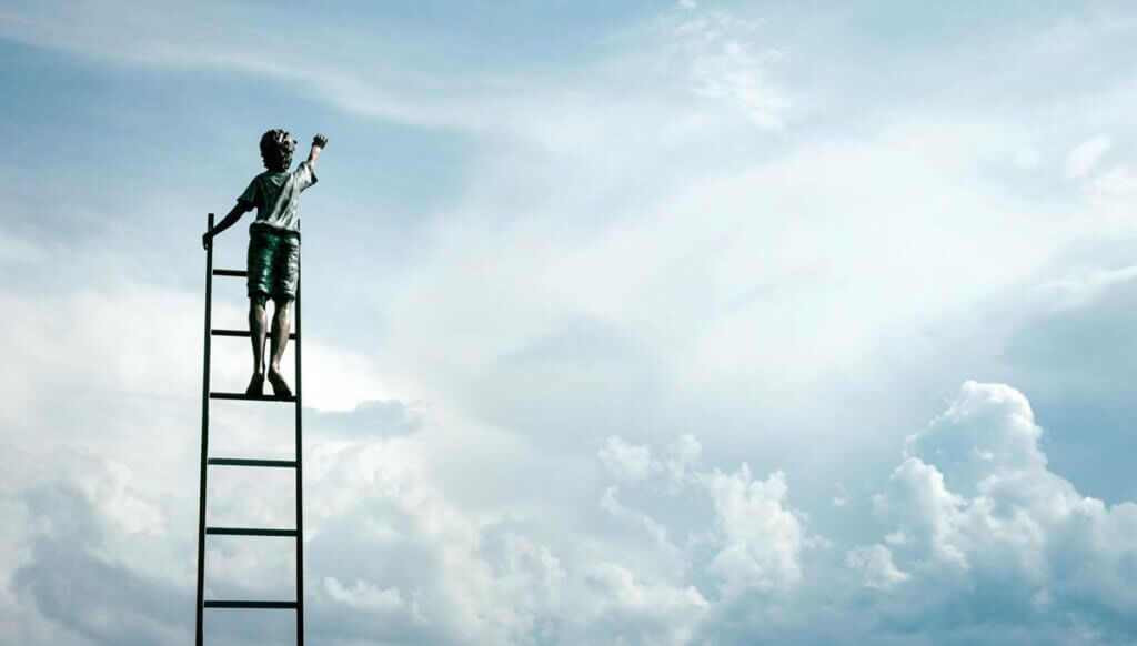 Niño subido a una escalera