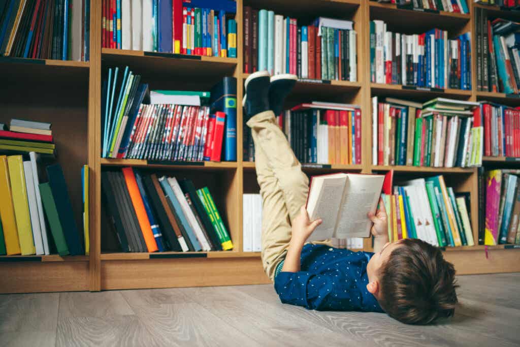 dziecko czyta w bibliotece