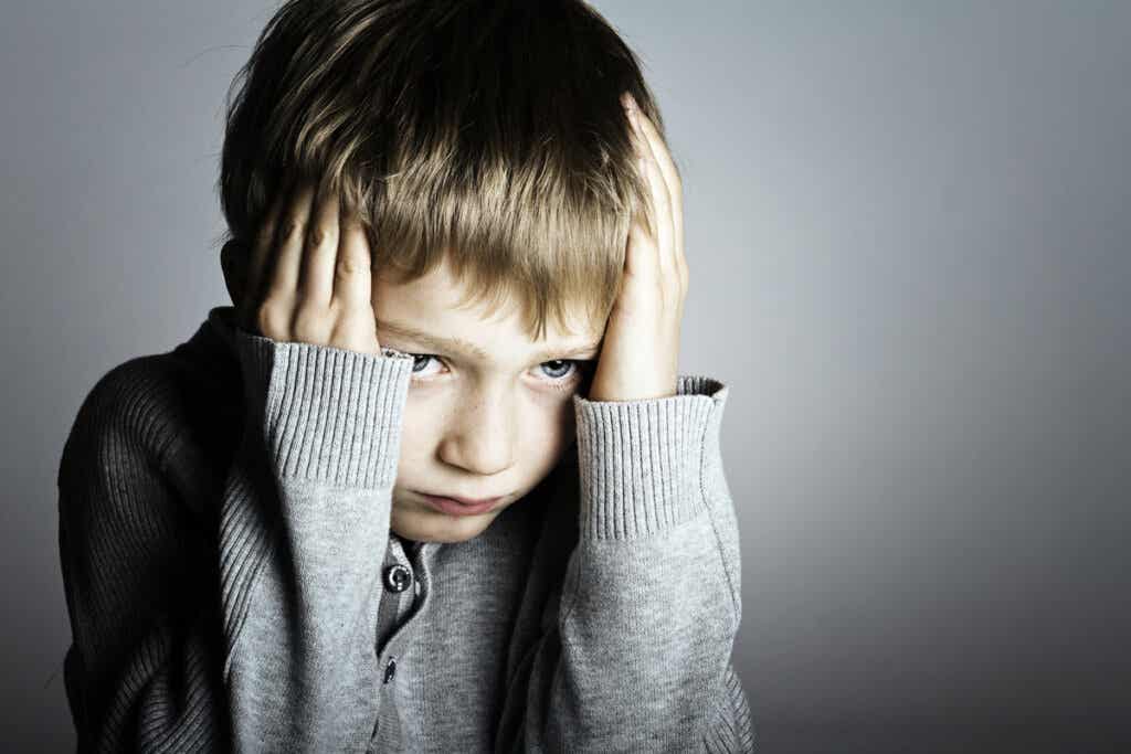 Niño con miedo debido a los síntomas de estrés postraumático