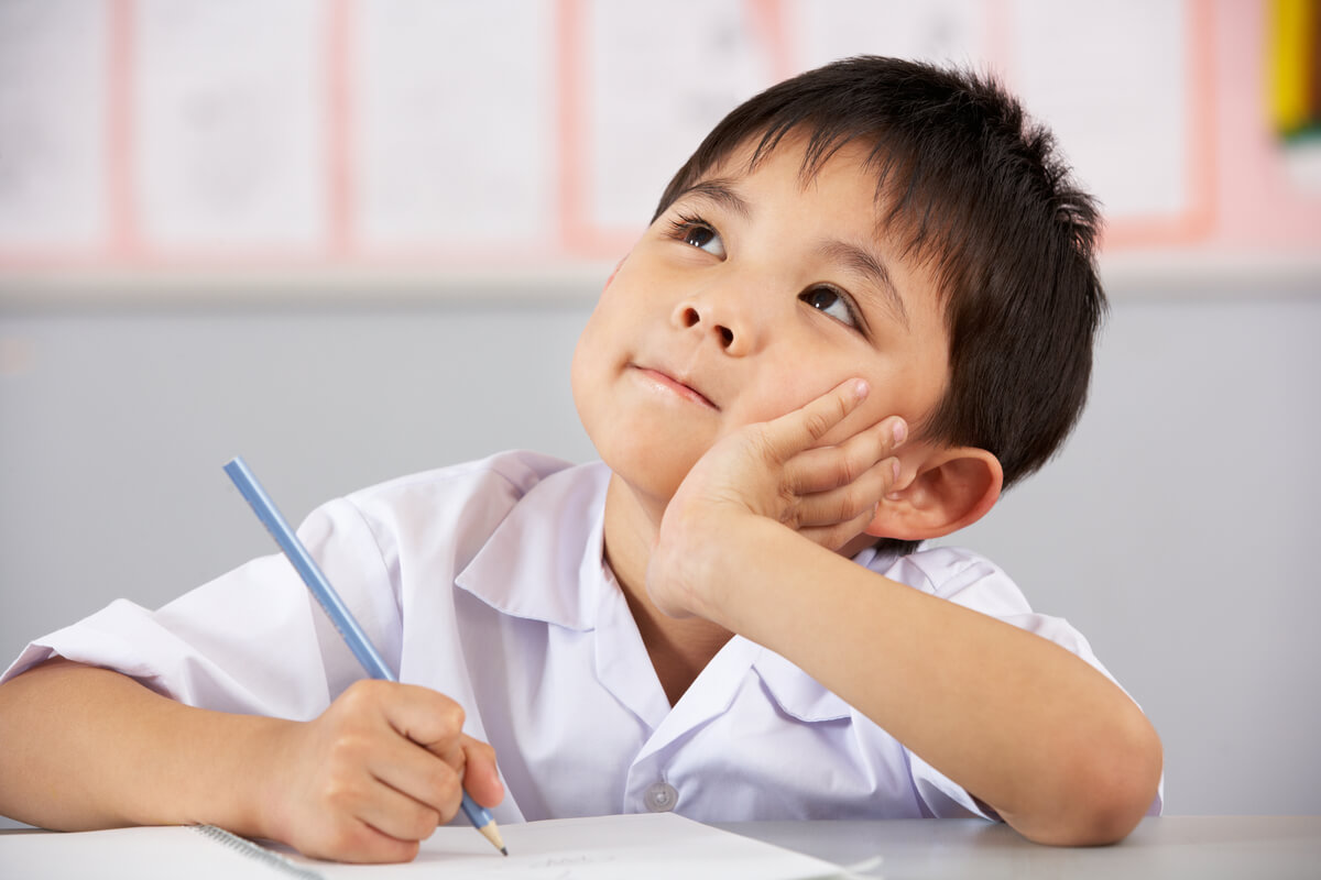 Niño pensando
