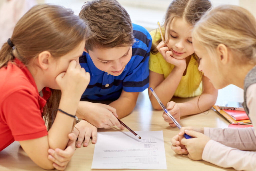 Niños en clase trabajando en grupo