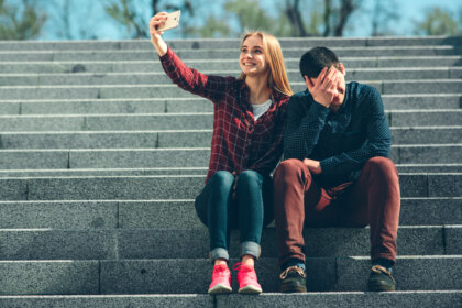 La distancia patológica entre lo sentimos y mostramos en las redes sociales