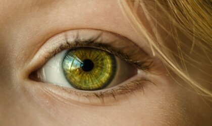 Fotofobia o sensibilidad a la luz: síntomas, causas y tratamiento