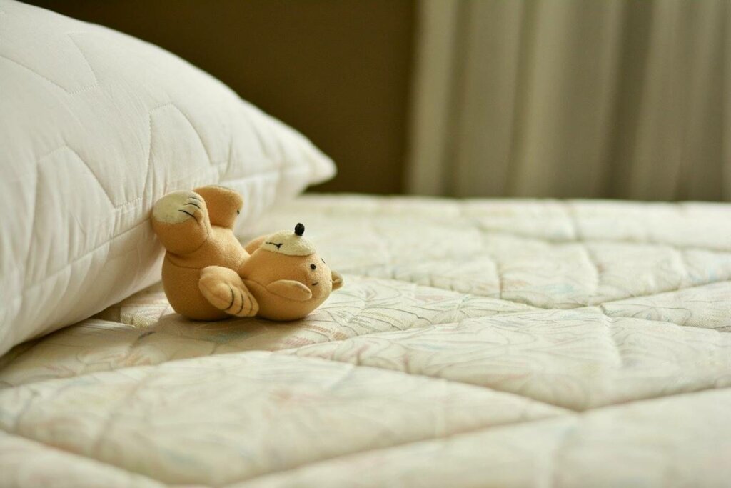 Cama con osito simbolizando a las personas sin tiempo libre
