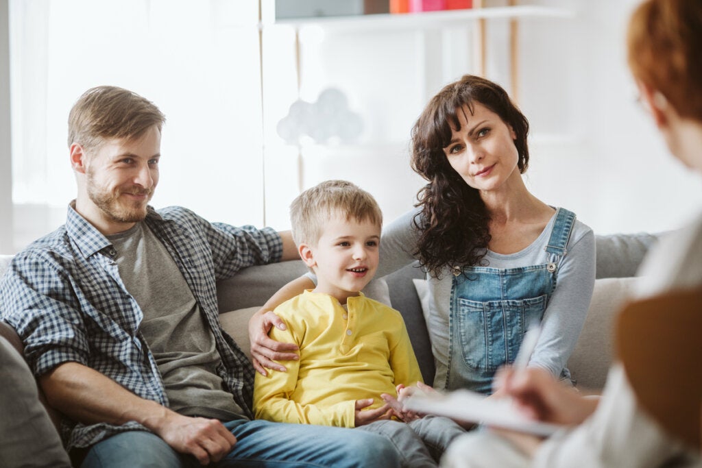 Padres con su hijo en el psicólogo hablando sobre las escenificaciones emotivas