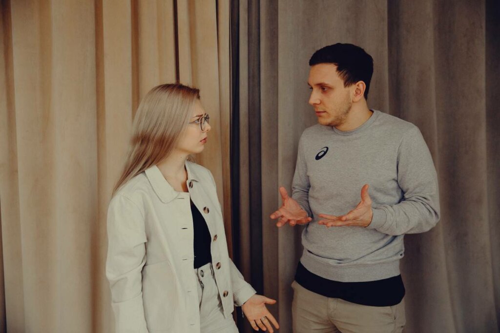 Pareja hablando simbolizando a las Discusiones que terminan mal