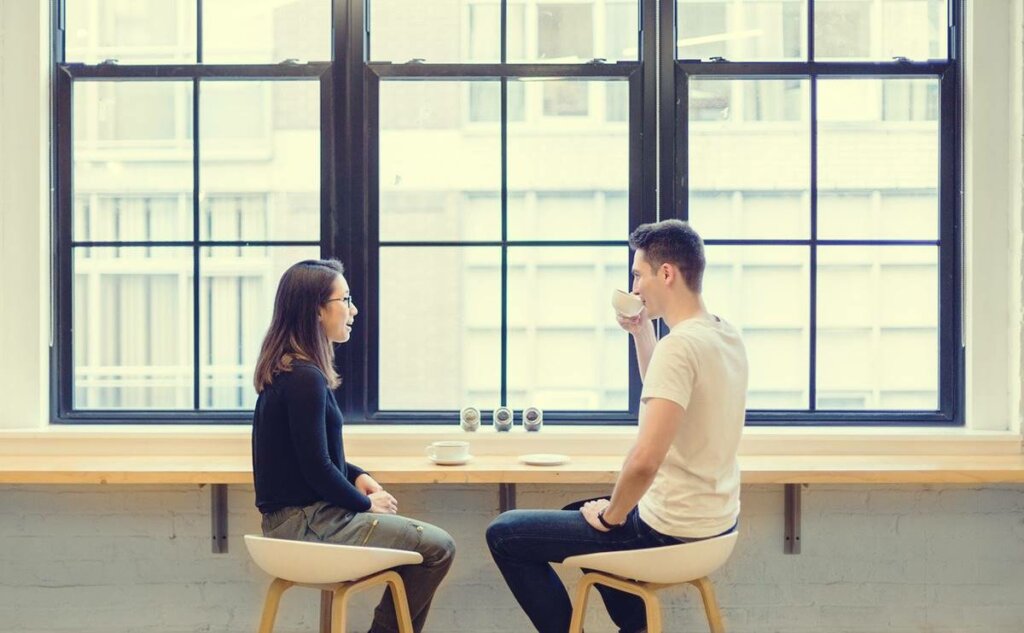 Pareja hablando simbolizando la paradoja del rey salomón