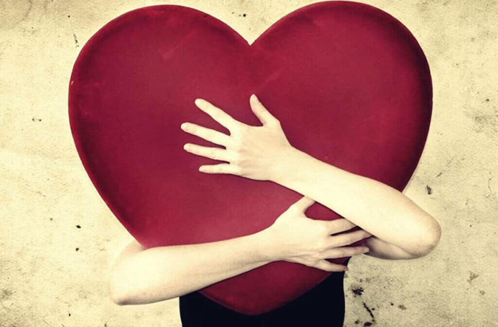 Persona abrazando un corazón