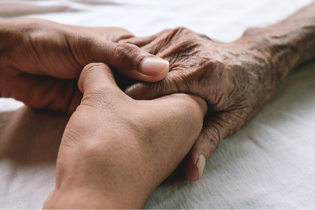 Person som holder hånden til familiemedlemmet sitt