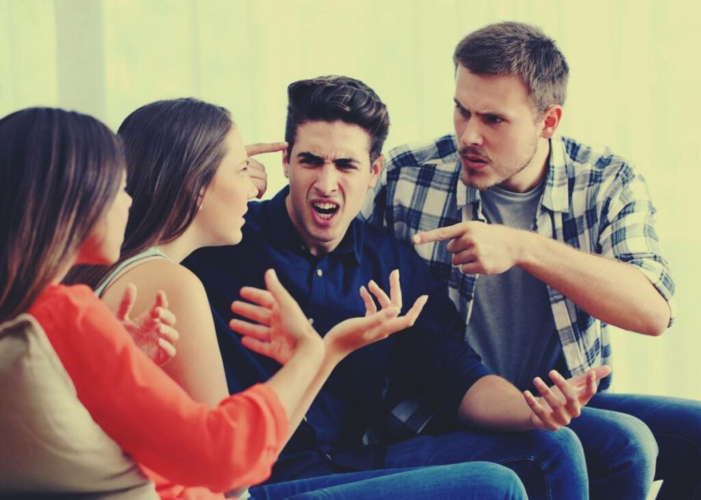 Personas discutiendo