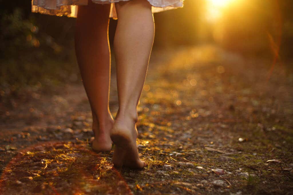 Pernas de uma garota caminhando