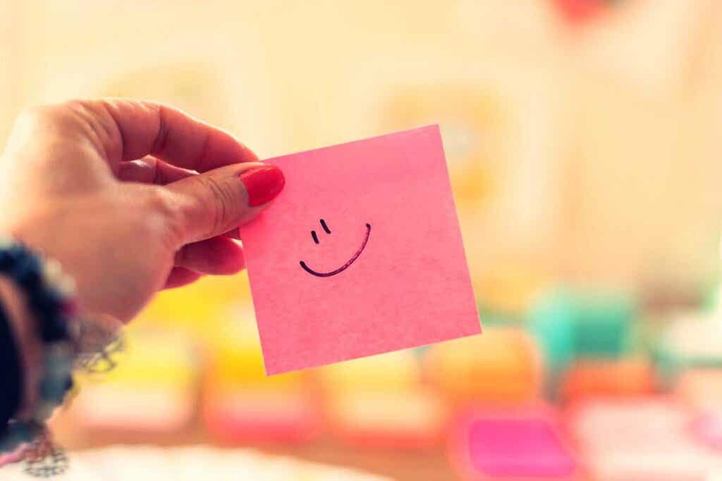 Postit sonriente representando que pensar en positivo no siempre nos funciona