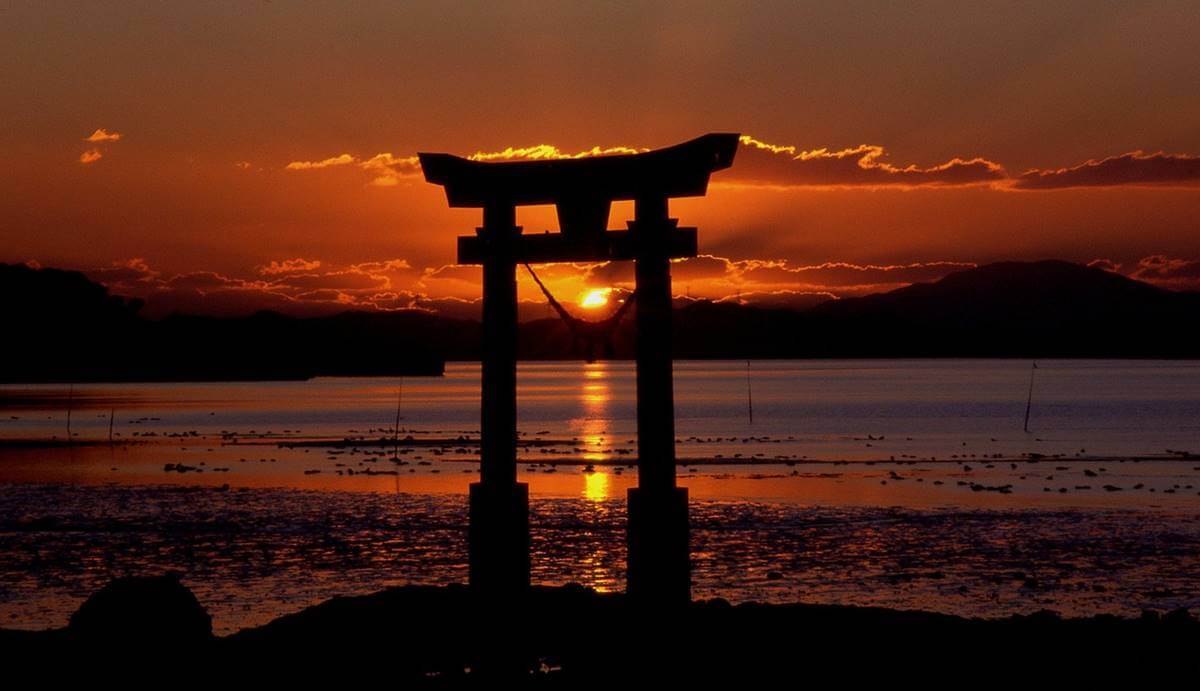Columnas al atardecer para simbolizar cómo manejar el estrés en tiempos de crisis