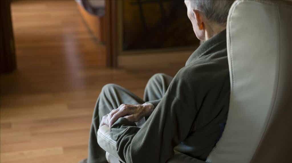 Hombre mayor en sofá representando la urgencia de saber cómo ayudar a un anciano maltratado