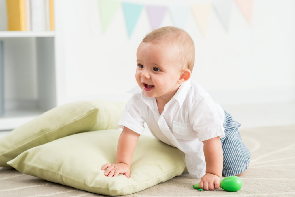 Bebé en la etapa sensoriomotora