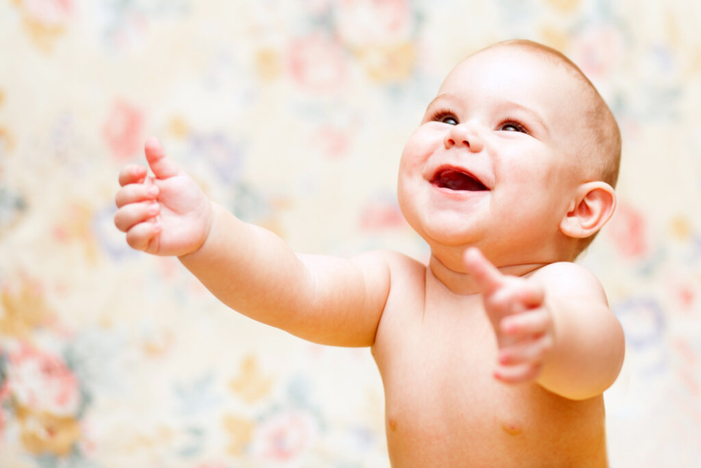Bebé con los brazos abiertos