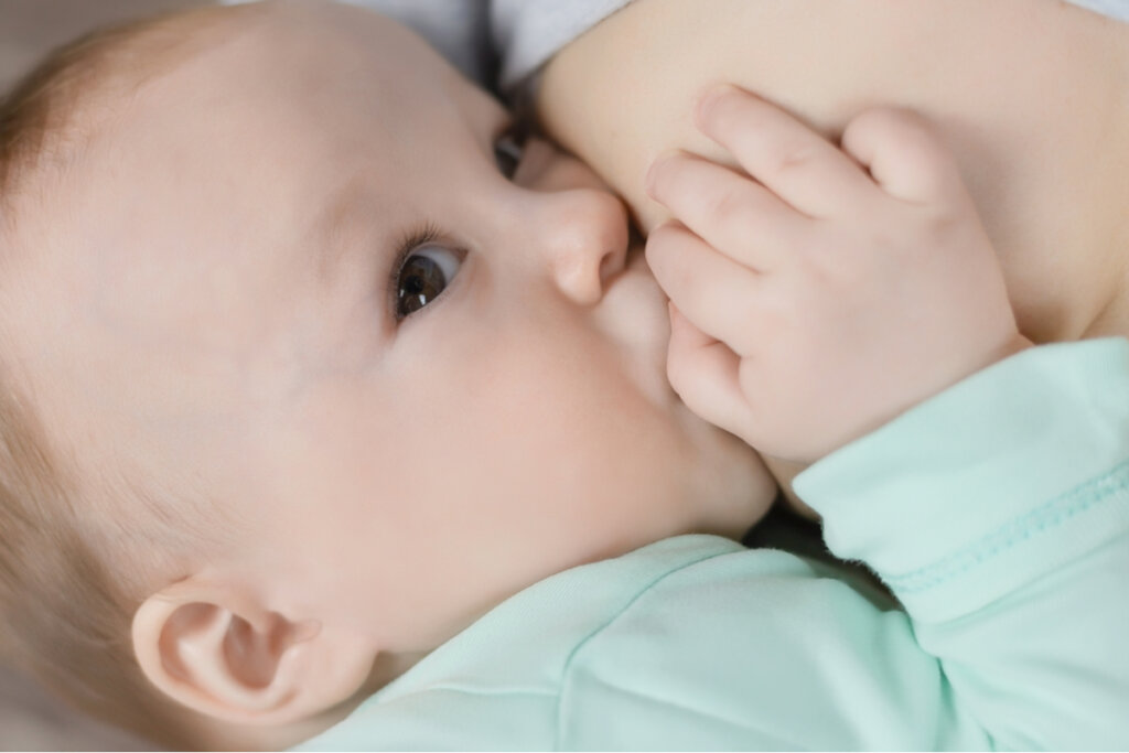 Bebé lactando