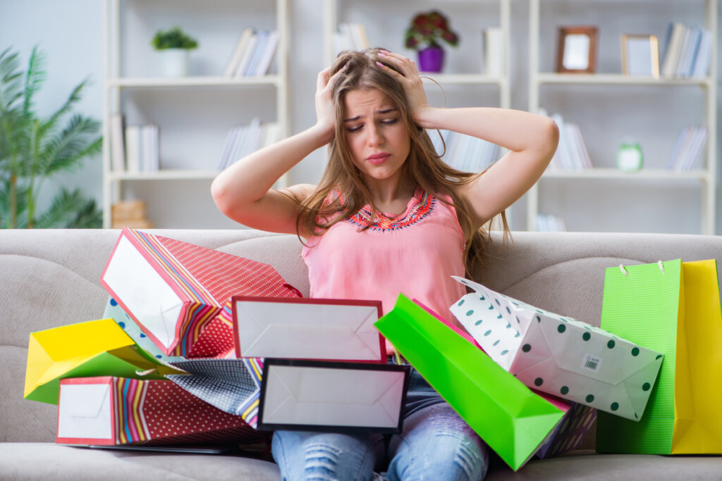 Fille submergée par les achats compulsifs