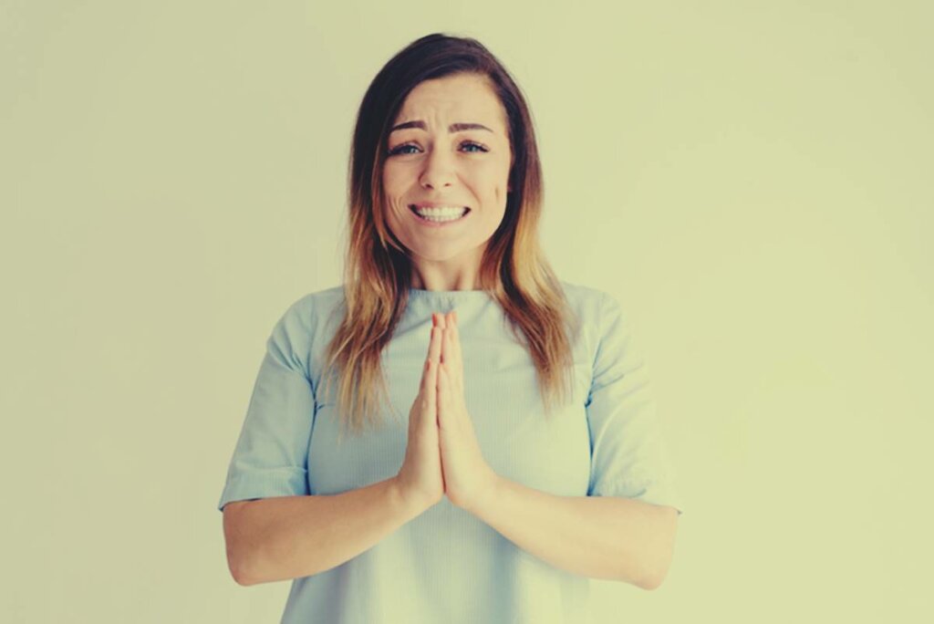 Mujer con las manos juntas representando a las personas que siempre piden favores