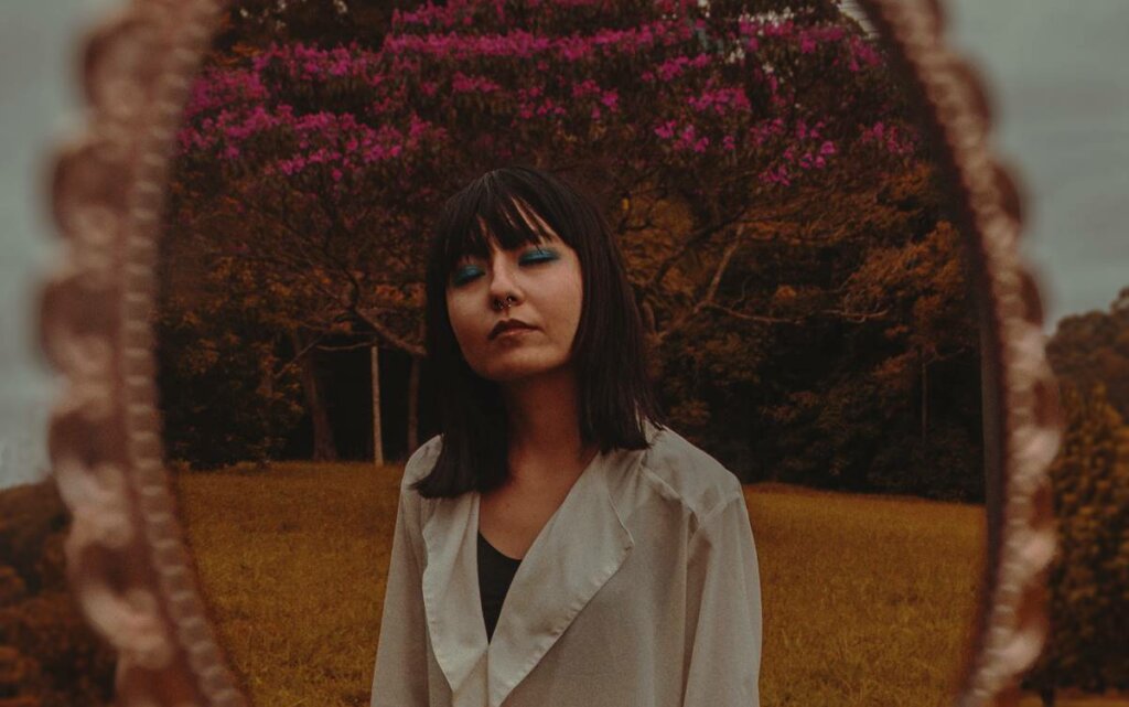 Chica con los ojos cerrados preguntándose cómo aplicar las Técnicas efectivas de control emocional