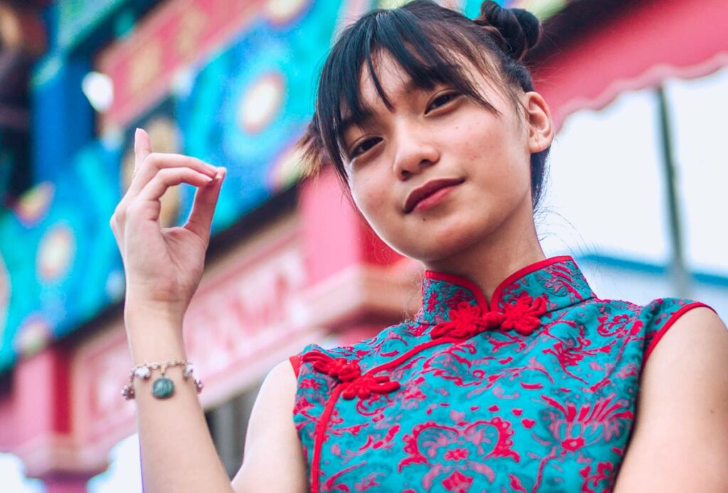 fille orientale utilisant la méthode Nunchi