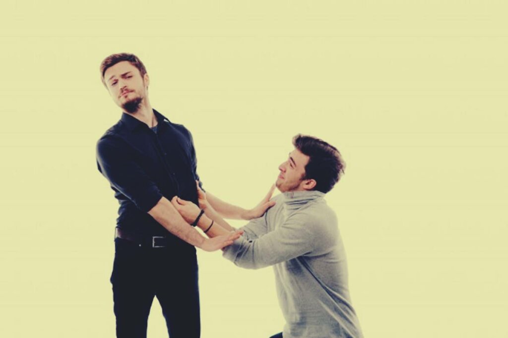 Chico arrodillado ante un amigo representando a las personas que siempre piden favores