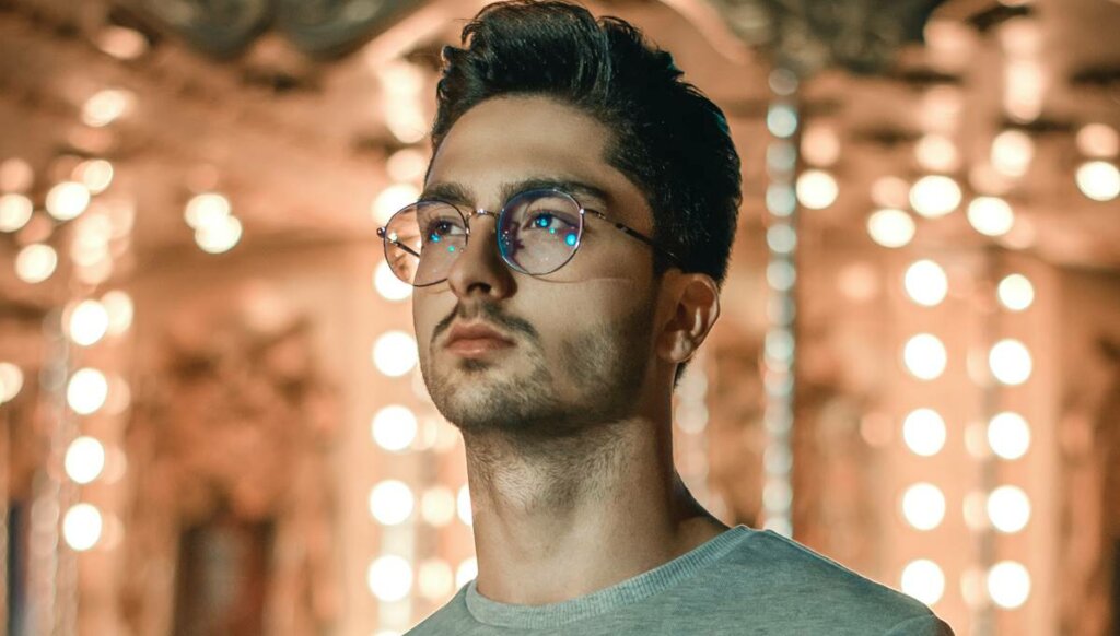 Chico con gafas preguntándose ¿cómo saber lo que quieres en la vida?