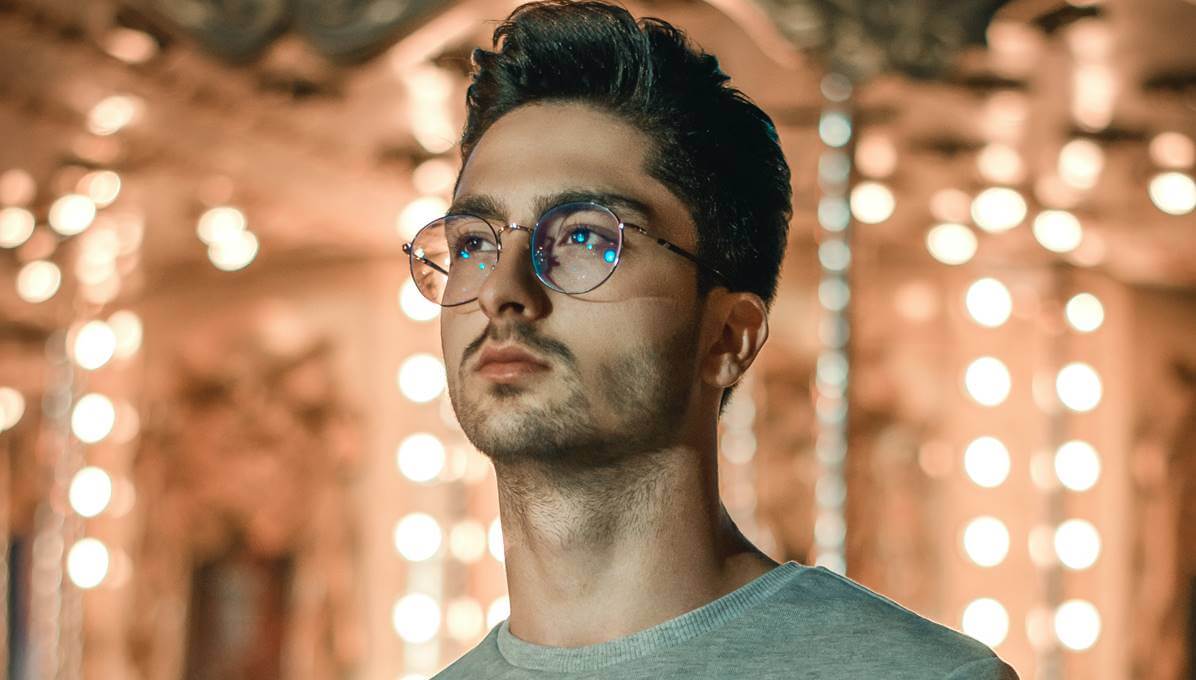 Chico con gafas preguntándose ¿cómo saber lo que quieres en la vida?