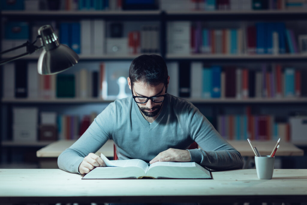 Chico estudiando por la noche intentando aprender a sintetizar