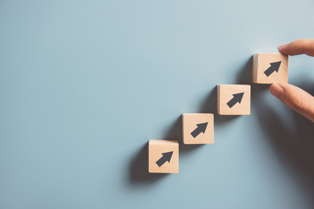 Cubos con flechas hacia arriba