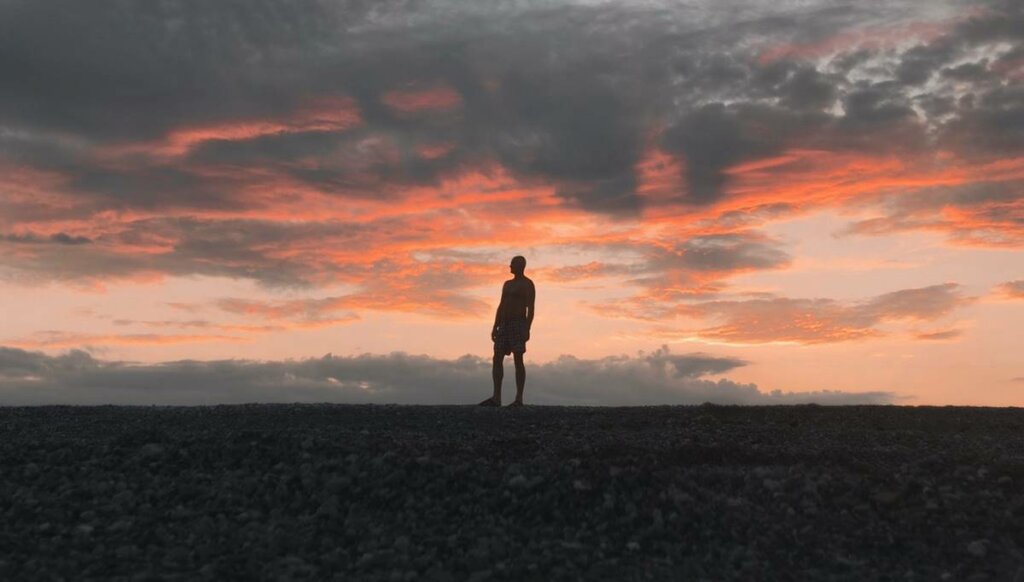 Hombre en el horizonte pensando en reducir el miedo a la muerte
