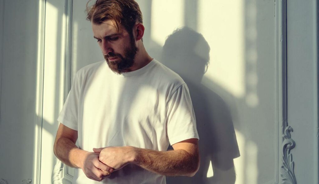 Hombre que sufre estrés agudo persistente