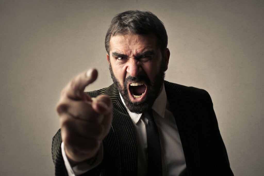 Hombre gritando debido a la ira narcisista