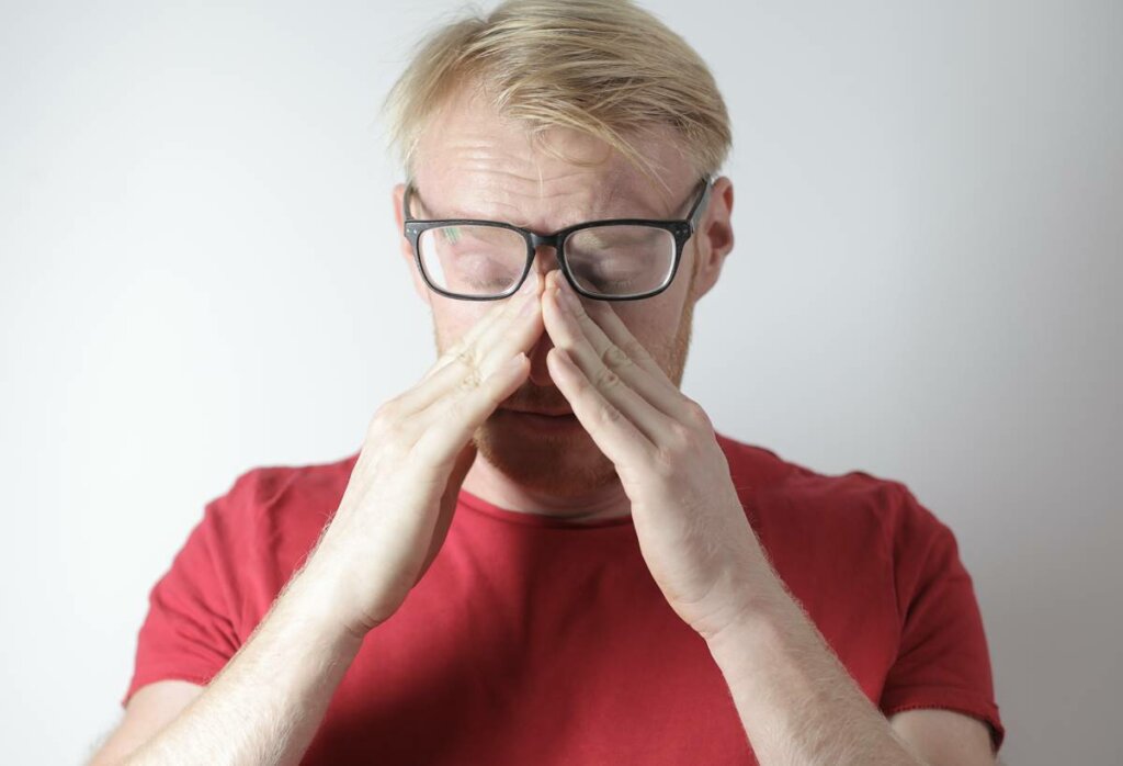 Hombre con gafas sintiendo que estoy desbordado